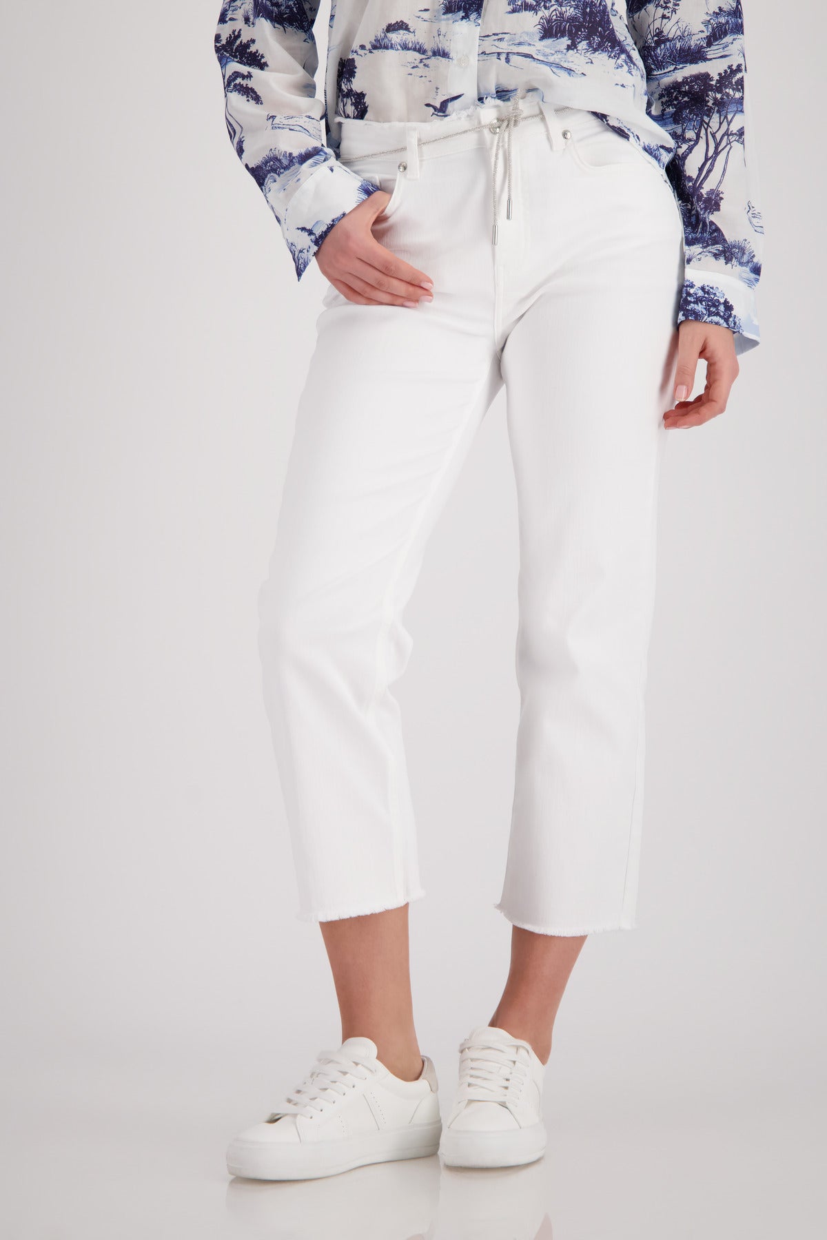 Straight-leg jeans with frayed details
