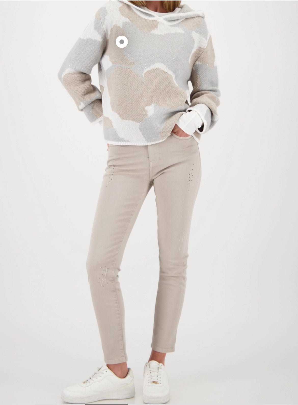 Monari Distressed Jeans With Rhinestones